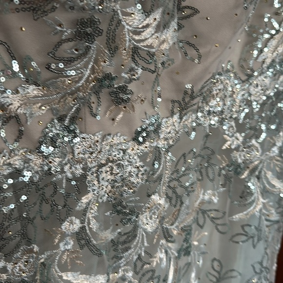 Mac Duggal FLORAL EMBROIDERED ILLUSION LONG SLEEVE GOWN size 6 NEW $498 - Picture 7 of 11